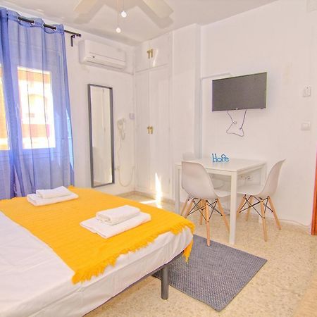 Low Cost Rooms Malaga River Екстер'єр фото