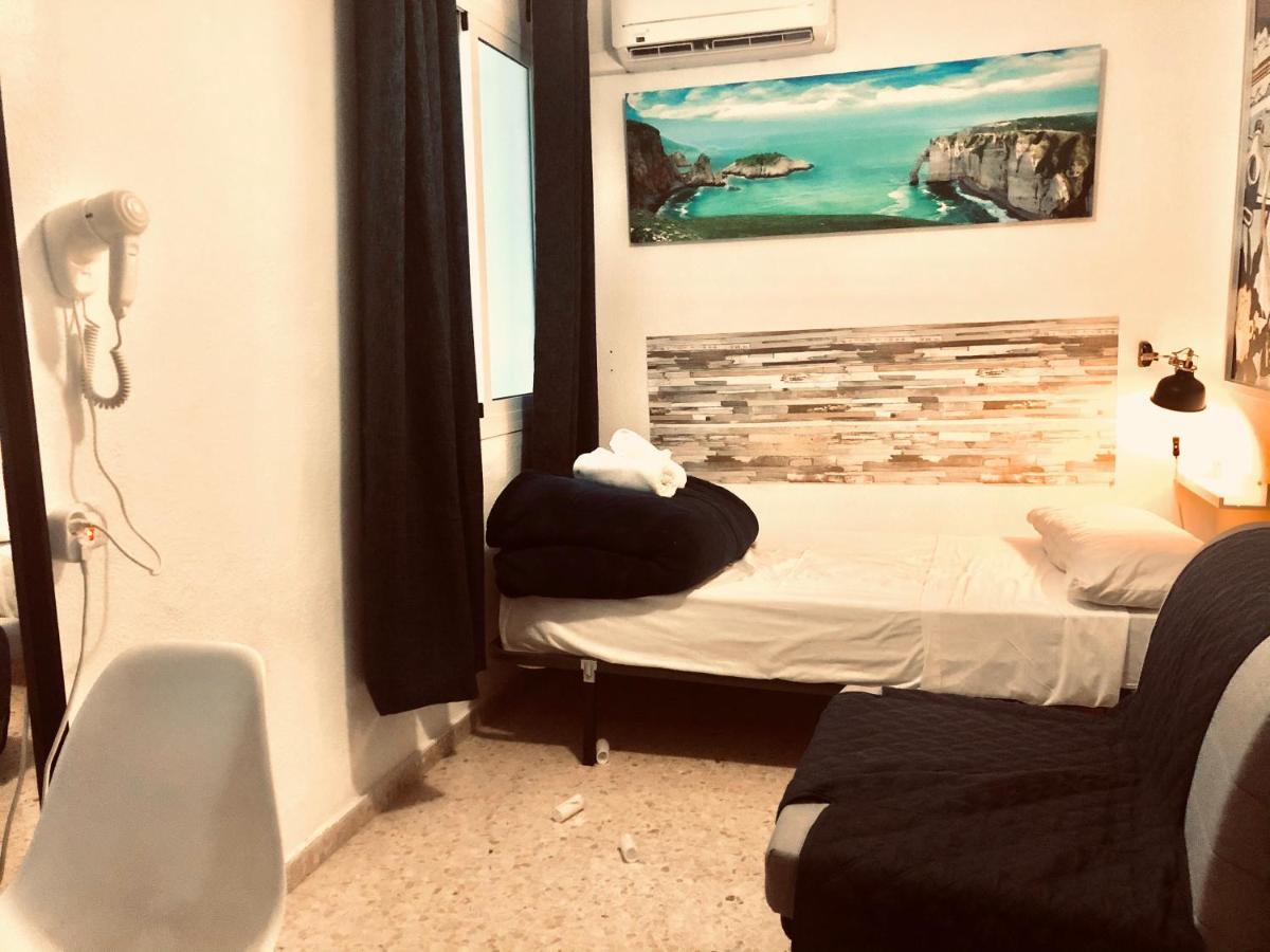 Low Cost Rooms Malaga River Екстер'єр фото