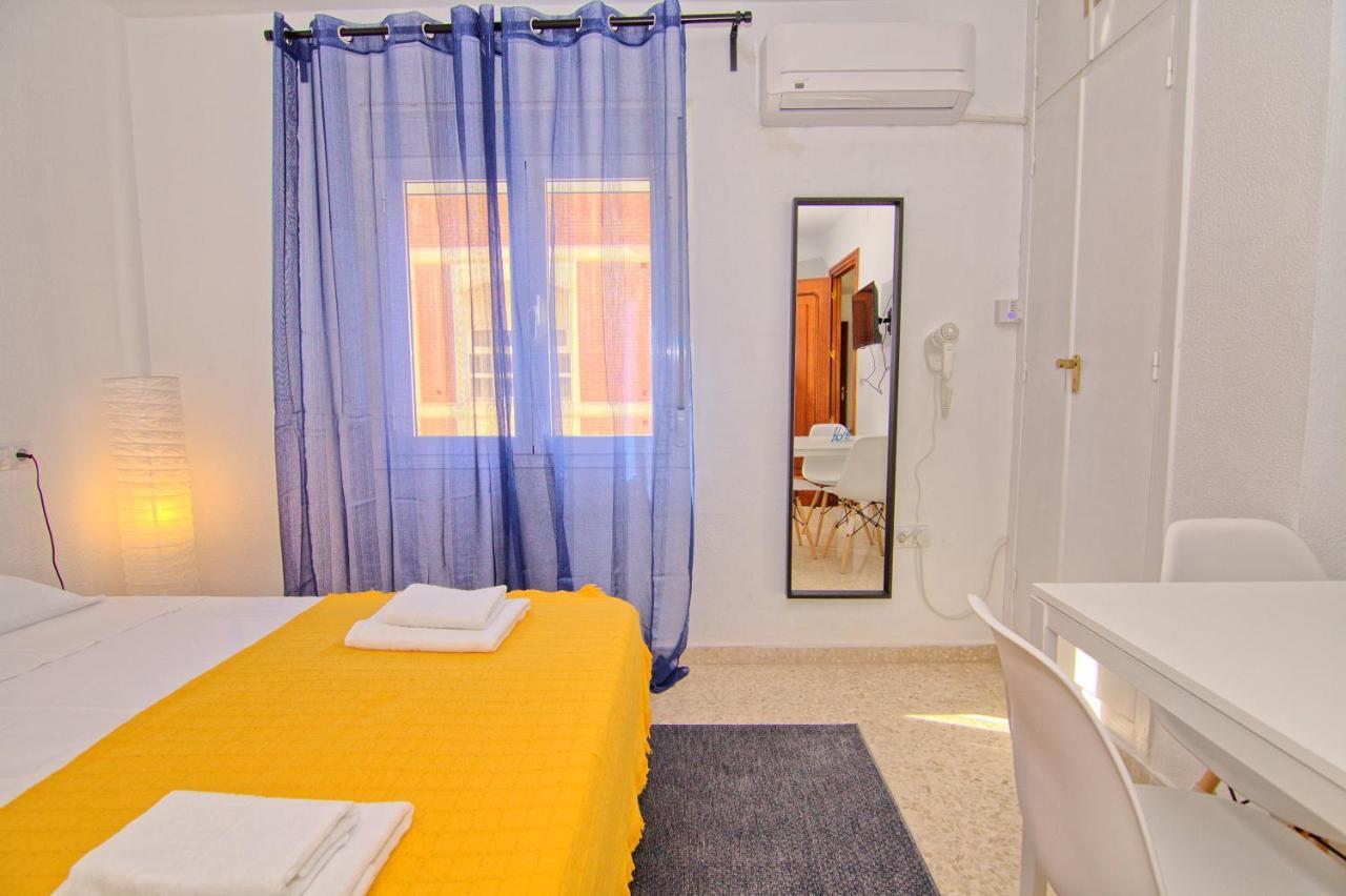 Low Cost Rooms Malaga River Екстер'єр фото