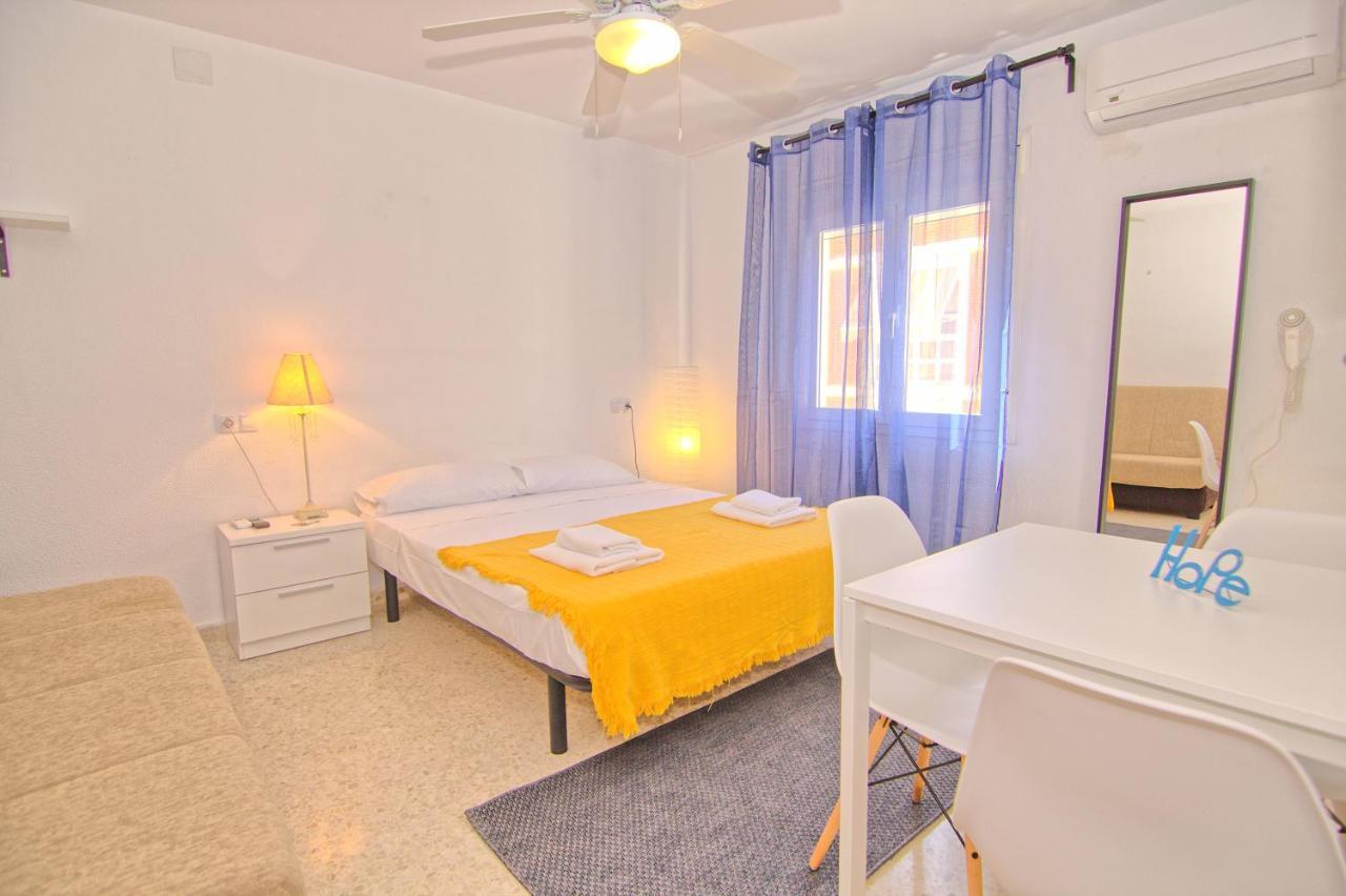Low Cost Rooms Malaga River Екстер'єр фото