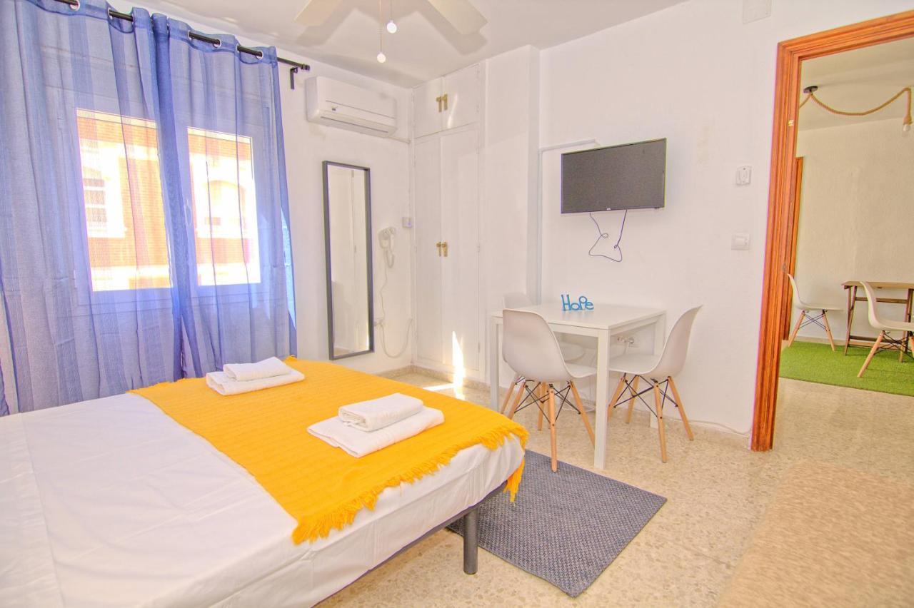 Low Cost Rooms Malaga River Екстер'єр фото